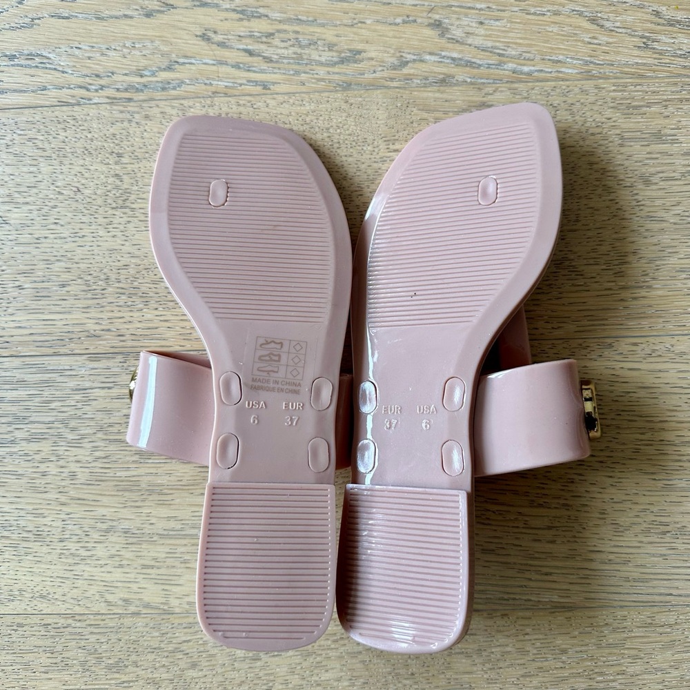 A-Lil-Bit Sandal in Nude Shiny
Jeffrey Campbell